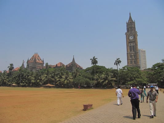 Der Oval Maidan mit dem Rajabai Clock Tower der University of Mumbai im Hintergrund.