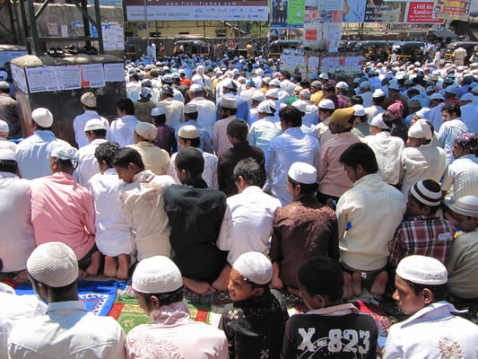 Muslime beim Freitagsgebet vor dem Bahnhof inBandra.