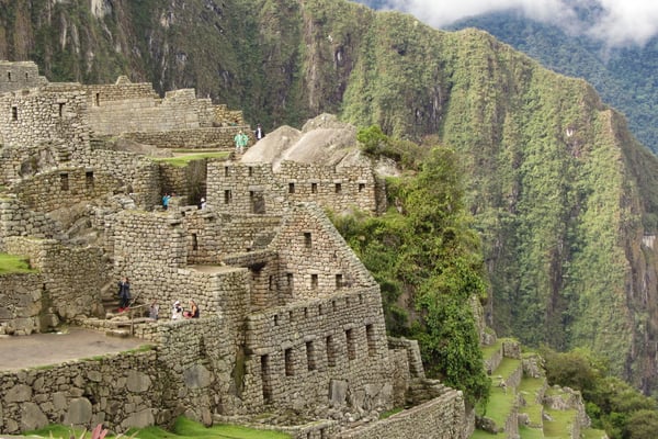 Bei einigen Gebäuden fehlen lediglich die hölzernen Dachstühle, die damals mit Strohmatten bedeckt wurden.