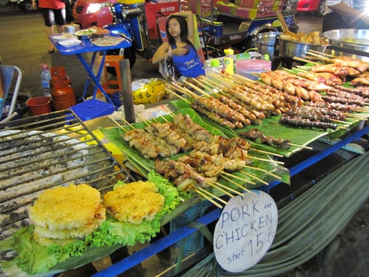 Gegrillte Reisplätzchen & Fleischspieße.