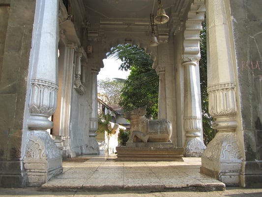 Stein-Nandi vor einen alten Tempel auf dem Malabar Hill.