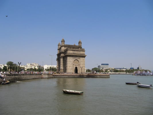Das Gateway of India ist Mumbais Eiffelturm und wurde anlässlich der königlichen Visite von Henry V errichtet. Ironischerweise verließ hier 24 Jahre später das letzte britische Regiments mit einer Parade Indien.