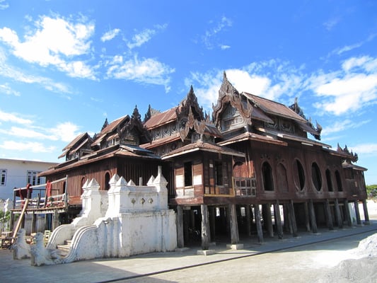 Ein Teakholzkloster vor den Toren Nyaung Shwes.