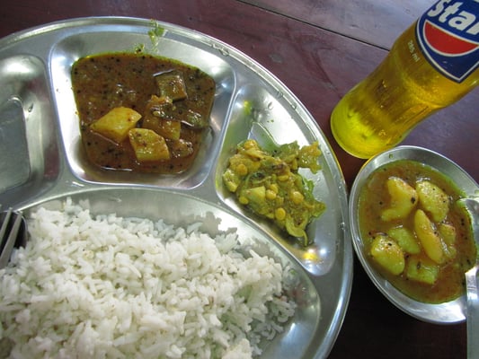 Ein richtig gutes, indisches Thali inmitten von Yangon.