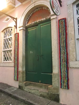 Wandteppiche schmücken viele Türen in Bahia.