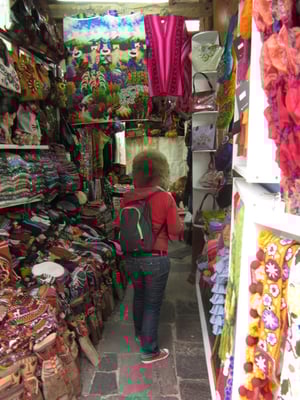 Im Souvenirladen mit Pelzhaube auf der Birne.