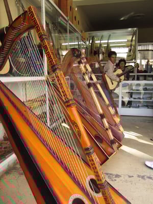 Traditionelle peruanische Instrumente.