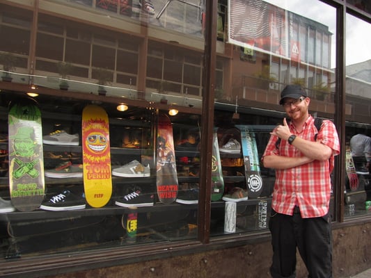 Skateshops üben immer noch eine besondere Anziehung auf mich aus.