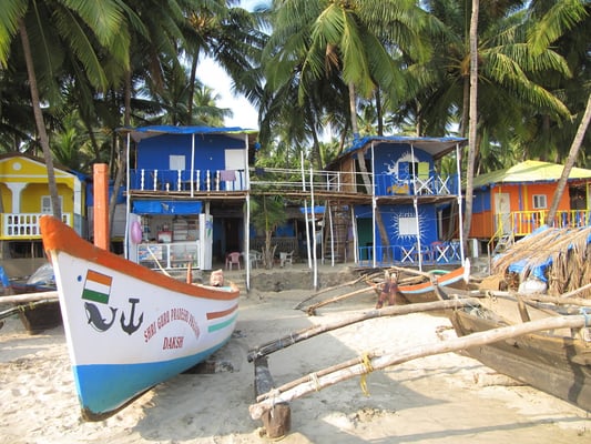 Unsere Hütte ist blau, steht auf Stelzen & positioniert sich lieber links.