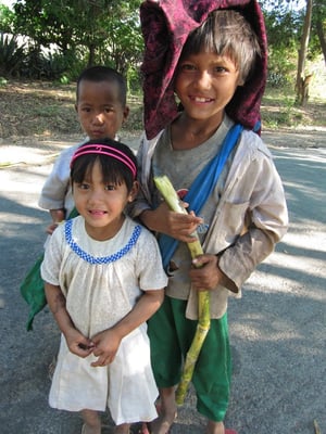 Schulkinder auf dem Heimweg von der Dorfschule.