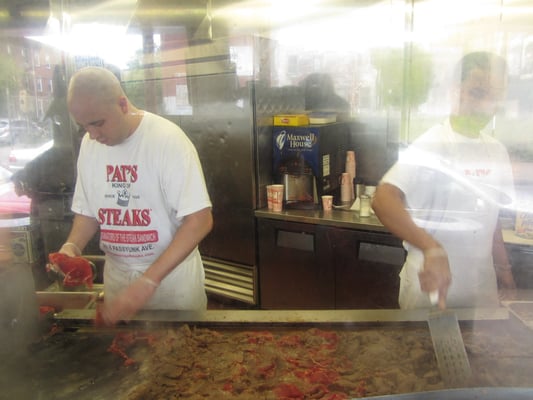 Schwer beschäftigt die Mannschaft von "Pat's King of Steaks".