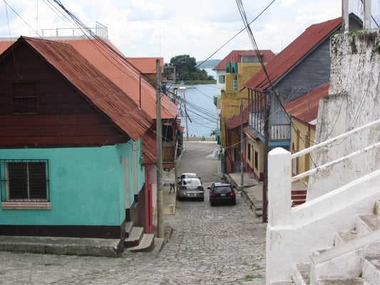In Flores ist man nie mehr als ein paar Meter vom Wasser entfernt. Kein Wunder bei der Zwergengröße.
