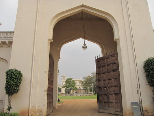 Blick durch das Tor in die Innenanlage des Chowmahalla Palastes.