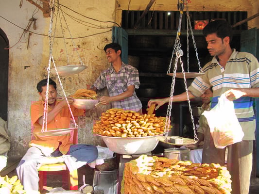 Verkäufer von Frittiertem vor dem Jagannath Mandir.