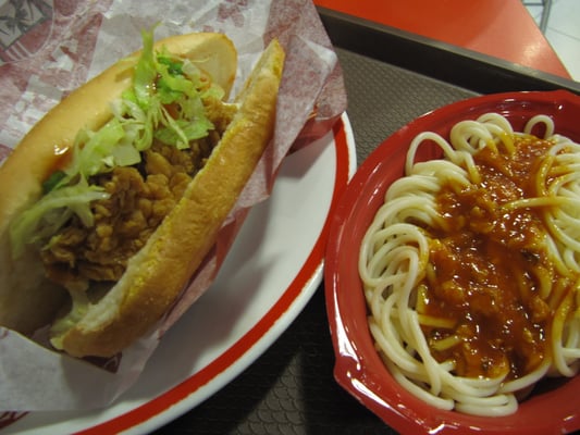 KFC - Kentucky's Hühnchen schmeckt auch in Indonesien. Außerdem ist's viel billiger.