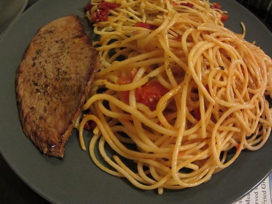 Selbstgekocht: Steak mit Spaghettis.