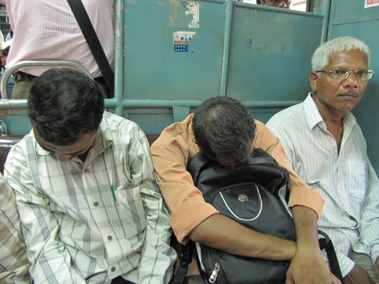Bahnfahren in Mumbai ist eine ermüdende Angelegenheit.