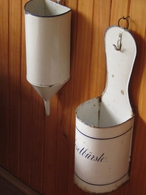 Alles an seinem Platz, auch schon vor 100 Jahren wußte der Deutsche wo die Scheißbürste hingehört.