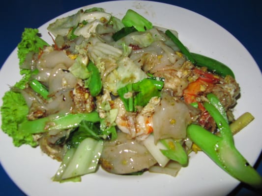 Phad Thai (Nationalgericht; gebratene Reisnudeln mit Gemüse & wahlweise Ei, Fleisch & Meeresfrüchten).