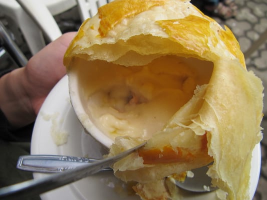 Nachbars Hochzeit: Mit Blätterteig überbackene Hühnchen-Cremesuppe.