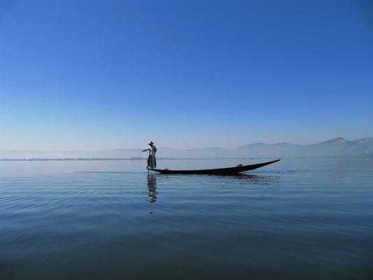 Einer der einzigartigen Beinruderer beim Fischen auf dem Inle See.