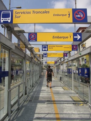 Das Transmetro System ersetzt eine teure U-Bahn durch Busse mit eigenen Fahrspuren.