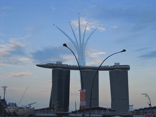 Militärparade mit Kampfjets über dem Marina Bay Sands.