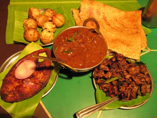 Wir waren mit unseren Gastgebern in Bangalore groß speisen. Es gibt Fisch- und Lammcurry.