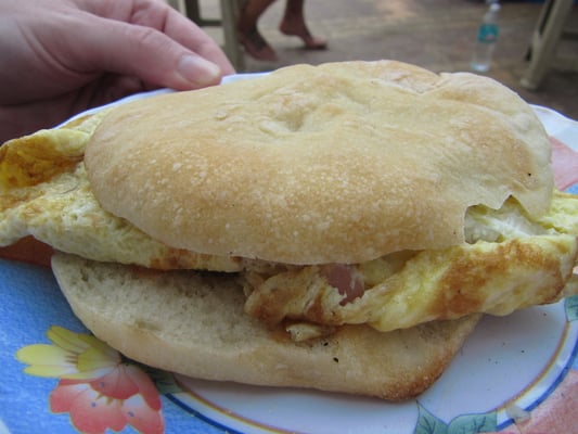 Simpel & wahnsinnig günstig. Omlettesandwich.