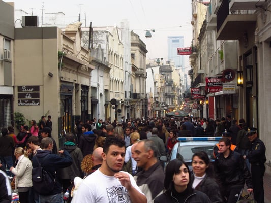 Menschen auf dem sonntäglichen Flomarkt in San Telmo.
