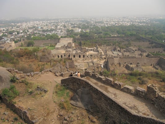 Blick auf die Fortanlage.