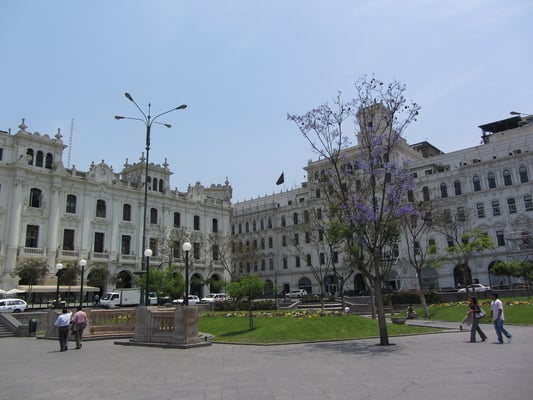 Der Plaza San Martin ist einer der repräsentativsten Plätze der Stadt Lima. und liegt im Historischen Zentrum, das 1988 von der Unesco zum Weltkulturerbe erklärt wurde.
