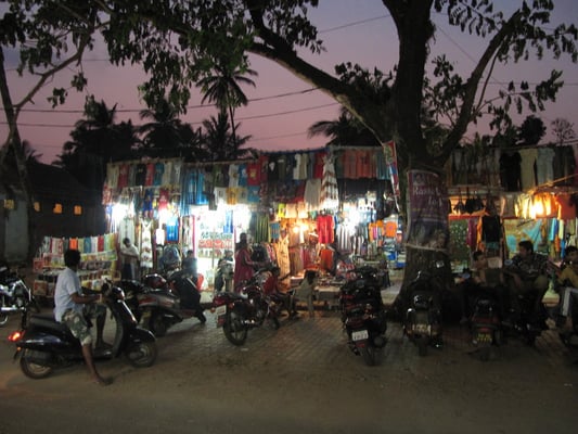 Auch eine untergehende Sonne ist kein Grund den Souvenirladen zu schließen, im Gegenteil.