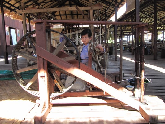 Spinnrad zur Hertellung von Lotus- und Seidentüchern.