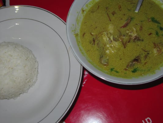 Soto Medan (nicht scharfe Kokusmilchsuppe mit Hühnchen).