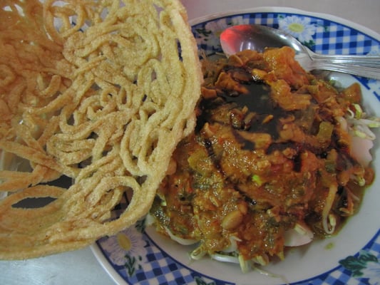 Vegetarische Kost in Bogor: Gekochter Tofu und Sojabohnensprossen mit einer dicken Erdnußchillisoße, dazu ein merkwürdiger Cracker.