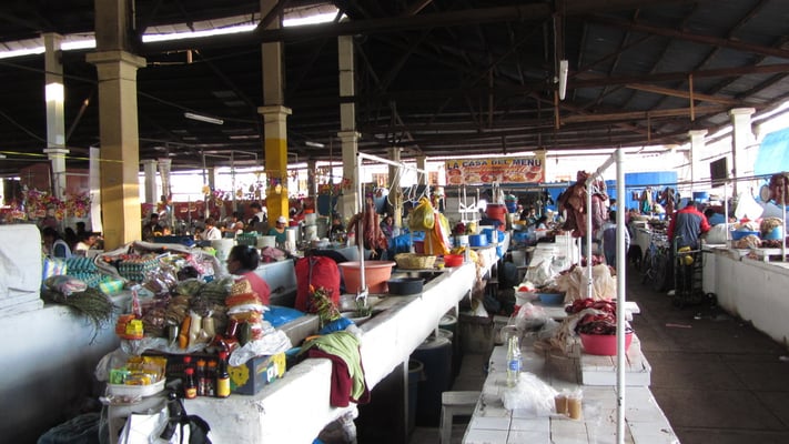 In der großen Markthalle sind die Preise niedrig, genau wie die Hygiene. Trotzdem waren wir Stammgäste.