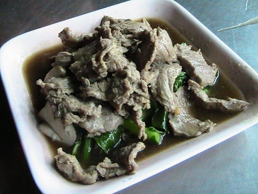 Gebratenes Rindfleisch mit Gemüse.