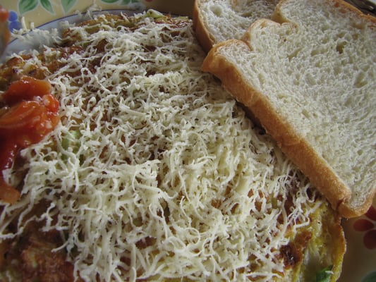 Omelette mit Tomaten, Käse und Toast.