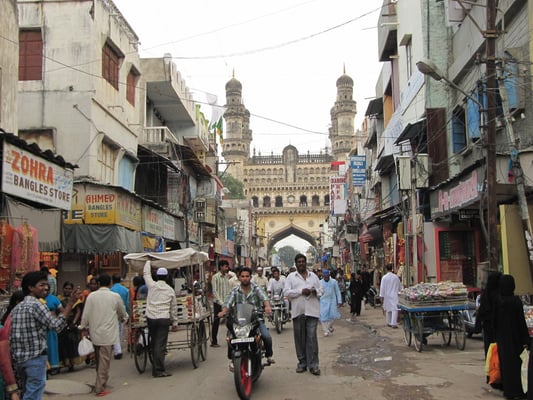 Der Laad-Basar neben dem Charminar ist bekannt für seine feinen Perfüme, Stoffe, Schmuck, Instrumente, Second-Hand-Saris und Küchengegenstände. Am beliebtesten jedoch für seine Armreife, die fast jede Inderin stolz an ihren Armen trägt.
