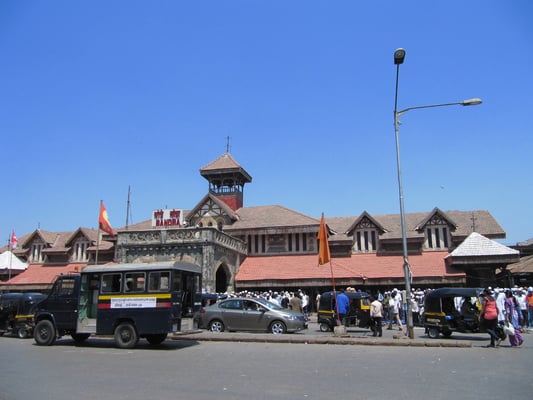 Bandras Bahnhof. Dank Bala, unserem Gastgeber, durften wir einige Tage im Reichenviertel Bandra West leben.