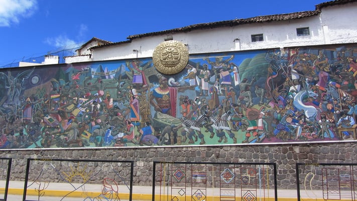 Diese wunderschöne Wandmalerei erzählt die Geschichte der Peruaner.