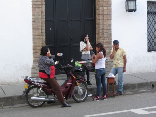 Drei Kunden telefonieren gleichzeitig. Hier wird Business gemacht.