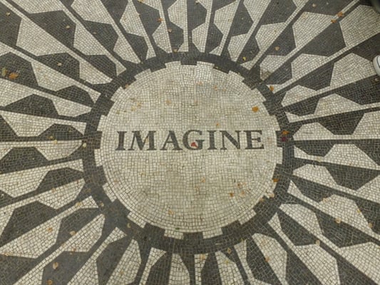 In dessen Zentrum ist in Anlehnung an Lennons vielleicht berühmtesten Titel Imagine zu lesen. Jedes Jahr an seinem Todestag versammeln sich dort Menschen, um seiner zu gedenken.