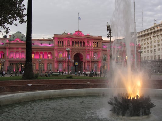 La "Casa Rosada" (span. für Rosa Haus) ist der argentinische Präsidentenpalast an der Ostseite der Plaza de Mayo im Stadtteil Montserrat.