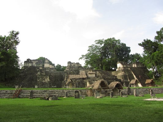 Nordakropolis mit Stelen im Vordergrund.
