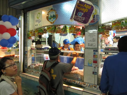 Unentschlossene Fischkäuferin.