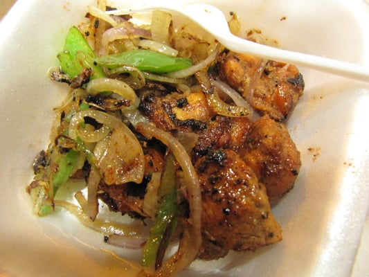 Gegrilltes Hühnchen mit Gemüse.