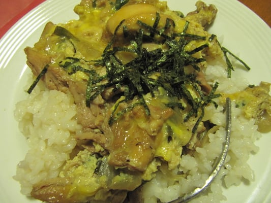 Oyakodon (Hühnchen mit Ei auf Reis). Selbst von unserer japanischen Gastgeberin zubereitet.