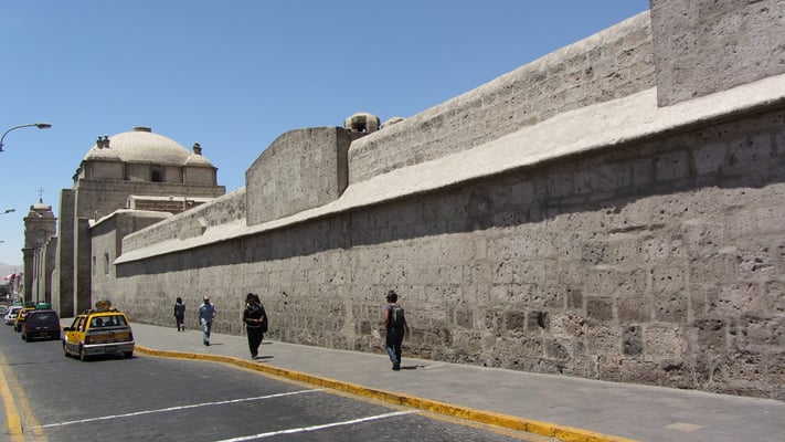 Monasterio Santa Catalina. Dieses ehemalige Dominikanerkloster war früher ein Ort der Peruanischen Elite, nur die Töchter aus sehr gutem Hause durfte hier gegen eine kräfte Gebühr eintreten. Dementsprechen protzig ist die gesamte Anlage gestaltet.